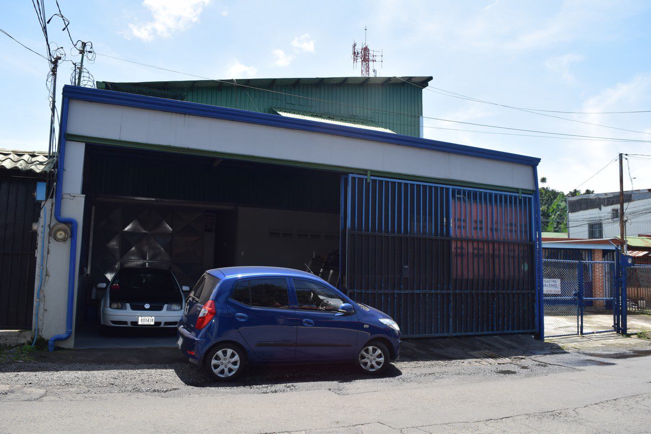 Taller mecánico, Bodega y oficinas a 1,5 km del Parque de San Rafael de Heredia, sobre calle principal