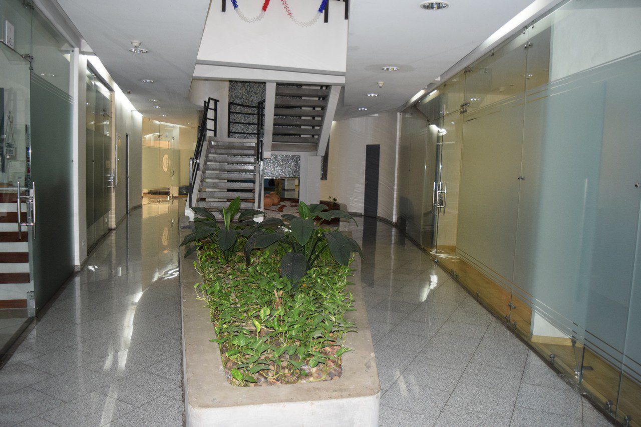 Local en 1 piso, del Oficentro: Spazio Ejecutivo Business Center, en San Rafael de Escazú, se ubica150metros oeste de la Paco