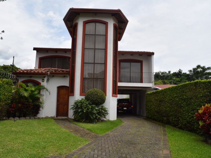 Elegante y amplia casa en Residencial Conzumel, a 200 mts Mas x Menos de San Pablo
