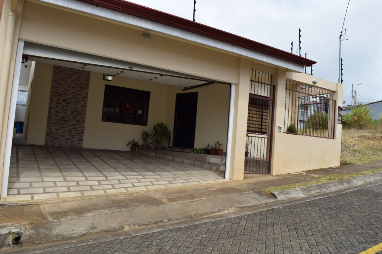 Casa amplia, 1 piso, en Residencial Brisas del Rio por María Auxiliadora en Heredia