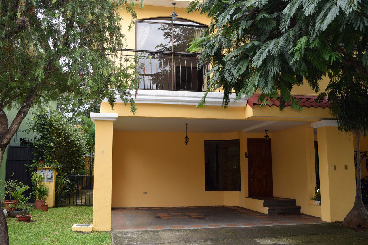 Casa amplia 3 Habitaciones, oficina, patio amplio, Condominio Hacienda Nueva, San Roque Barva. Cerca de San Joaquín de Flores