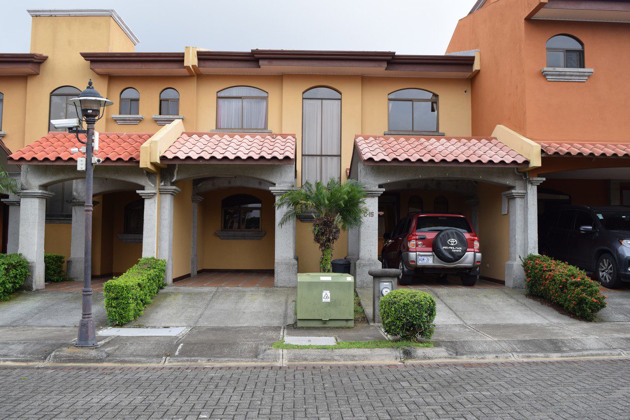 Condominio Montecristo, San Joaquín de Flores. Casa amplia con zona verde