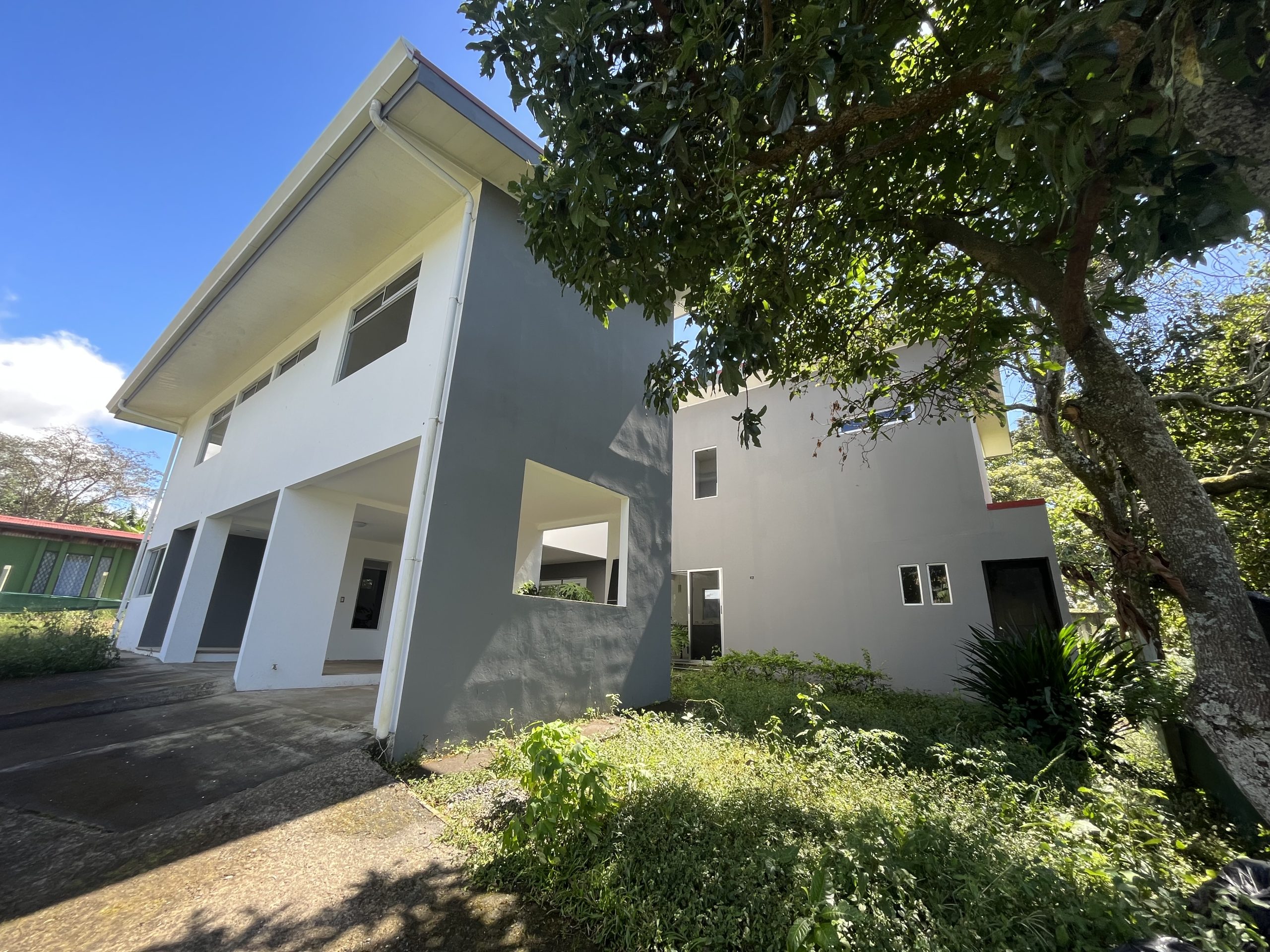 Alquiler Casa 300 m2 en San Pedro, Barva. Amplias zonas verdes, 4 habitaciones, oficina, cada habitación cuenta con baño
