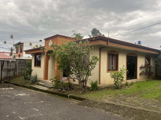 Vendo dos casas en San Jocesito, San Rafael. Terreno amplio 857m2 con 2 casas, con todas las tapias y zonas verdes